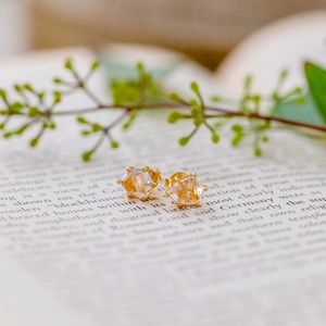 SO PRETTY CARA COTTER MINI HONOUR STUD EARRINGS